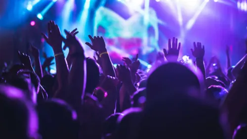 Une rave party organisée dans les locaux de Tilly-Sabco